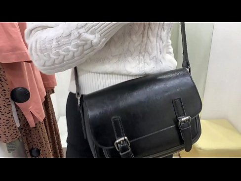 ❤️ Јавна мастурбација на младата кучка FeralBerry со дилдо во фитинг просторијата Ебате на порно mk.porn-list.ru ️❤